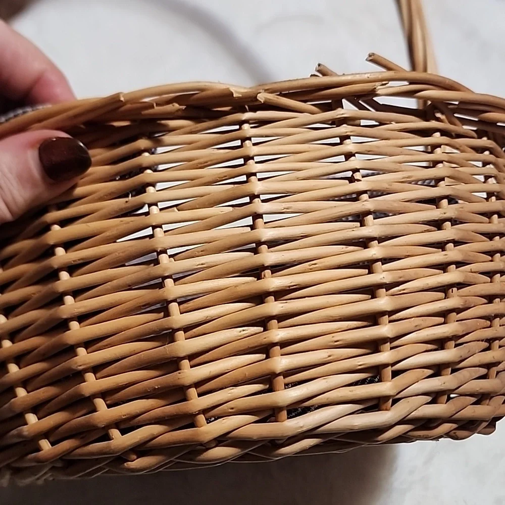 Wicker Basket with Blue Checkered Cloth.  SEE PHOTOS !! - Picture 6 of 7